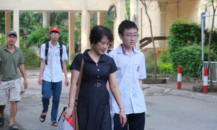 Tin tức giáo dục 24h: Trường THPT Chuyên Đại học Sư phạm lùi lịch công bố điểm chuẩn lớp 10 đến ngày 20/6