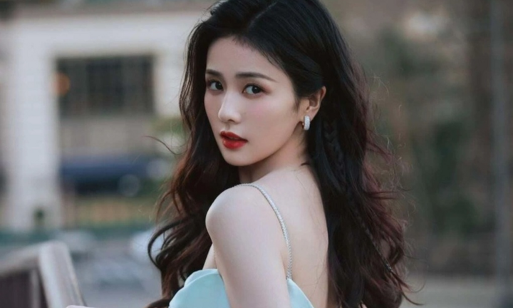 “Mỹ nữ 4.000 năm có một” lao đao giữa