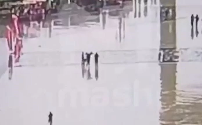 Sét đánh trúng 3 người ngay giữa công viên, 2 nạn nhân nguy kịch