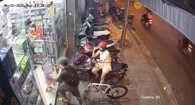 Thông tin mới nhất vụ bé gái bị xô suýt ngã, mẹ bị tấn công ở cửa hàng điện thoại tại Khánh Hòa