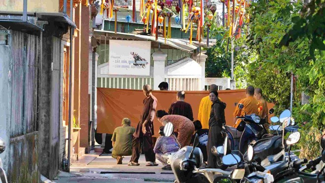 Vị trí phát hiện bé gái tử vong thương tâm trong túi xách trước cổng chùa ở Quảng Ngãi
