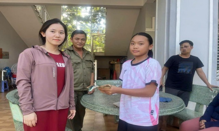 Tin tức thời sự 24h: Nữ sinh lớp 8 ở Đồng Nai nhặt được ví tiền liền báo công an