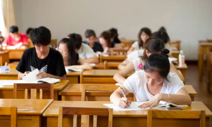 Nam sinh ở Trung Quốc mất suất trường công mơ ước vì bạn lén đổi nguyện vọng để... trả thù
