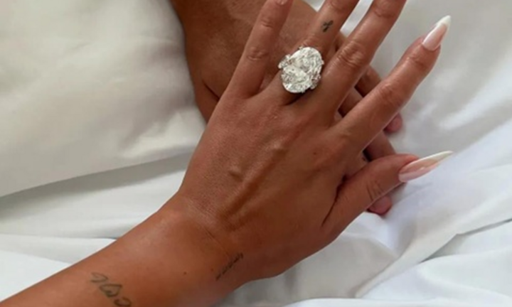 Cận cảnh chiếc nhẫn đính hôn hiếm có của vị hôn thê Ronaldo: Đắt đỏ bậc nhất thế giới, nhìn số carat mà 