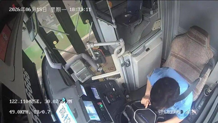Bất ngờ bị nhồi máu cơ tim, tài xế vẫn cố dừng xe an toàn, cứu sống 12 người trước khi qua đời
