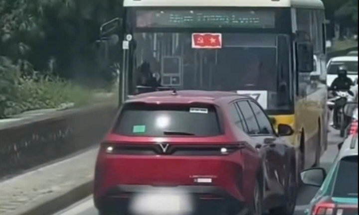 Thót tim cảnh ô tô vượt ẩu đối đầu xe buýt ở Hà Nội, tài xế nhận cái kết đắt giá