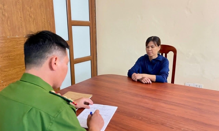 Khởi tố người phụ nữ bán hải sản dùng vòi rửa xe xịt gây thương tích cho người bán rau