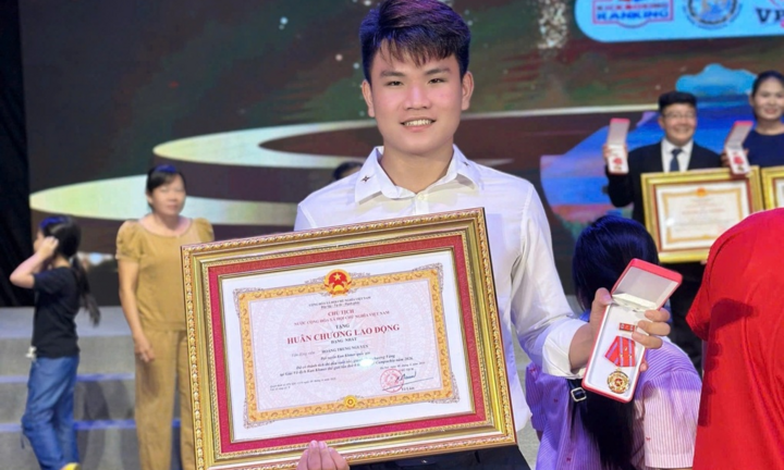 Nam sinh được trao tặng Huân chương Lao động hạng Nhất ngay sau kỳ thi tốt nghiệp là ai?