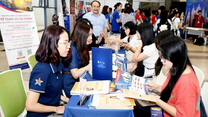 Chi tiết hơn 300 học sinh đầu tiên trúng tuyển vào Đại học Kinh tế Quốc dân năm 2026