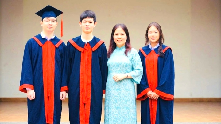 Tin tức giáo dục 24h: Lớp học có 3 thủ khoa lớp 10, giáo viên chủ nhiệm tiết lộ điểm chung bất ngờ
