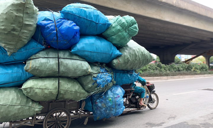Chở hàng hóa cồng kềnh bị phạt bao nhiêu tiền?