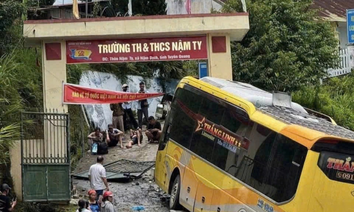 Hiện trường vụ ô tô khách mất lái tông vào cổng trường học ở Tuyên Quang
