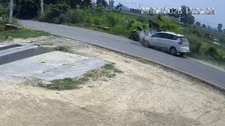 Clip camera ghi cảnh ô tô chạy tốc độ cao tông trực diện xe máy, 3 người trong một gia đình tử vong