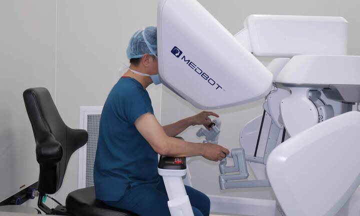 Cột mốc mới của y học Việt Nam: Lần đầu tiên bác sĩ phẫu thuật từ xa cho bệnh nhân cách hàng nghìn cây số