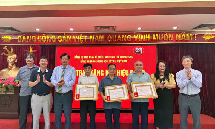 Đảng bộ Trung ương Hội Luật gia Việt Nam trao tặng Huy hiệu Đảng cho các đảng viên