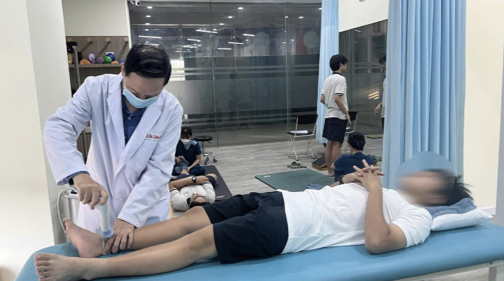 Đừng nghĩ cha mẹ cao thì con chắc chắn sẽ cao: Bác sĩ chỉ ra sai lầm nhiều gia đình mắc phải