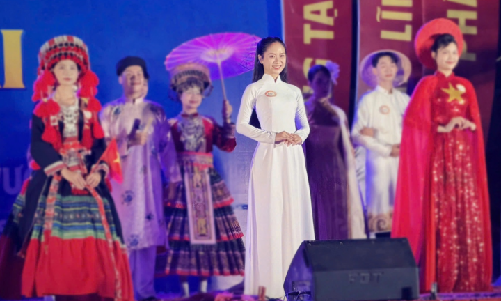 Nữ sinh Đà Nẵng lập cú đúp thủ khoa tốt nghiệp THPT: Là hoa khôi trường làng, ước mơ làm công an
