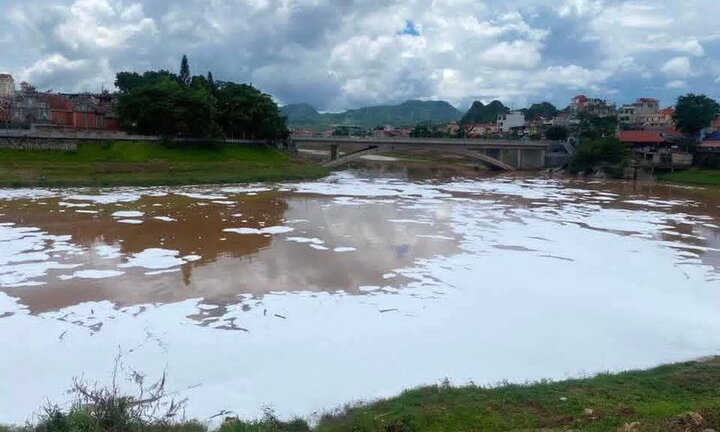 Bọt trắng xóa nổi trên sông Kỳ Cùng, nguyên nhân khiến nhiều người bất ngờ