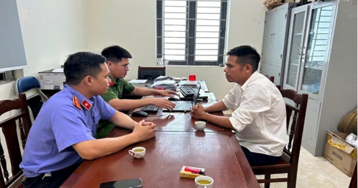 Khởi tố người con rể dùng loa phát tin bôi nhọ, ném gà chết, pháo nổ vào nhà bố mẹ vợ cũ
