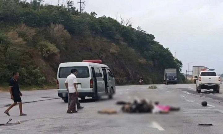 Tin tức giao thông mới nhất ngày 4/7: Hiện trường va chạm với ô tô khách, 2 người đàn ông đi xe máy tử vong tại chỗ, 7 con chó cũng bị cán chết