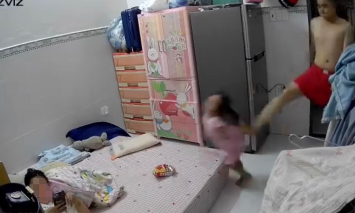 Bé gái bị đạp văng lên giường gây bức xúc dư luận: Danh tính người tình 25 tuổi của mẹ đẻ vừa bị bắt