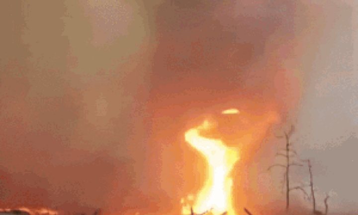 Clip: Lốc xoáy lửa bùng lên tại vùng cấm Chernobyl, Ukraine