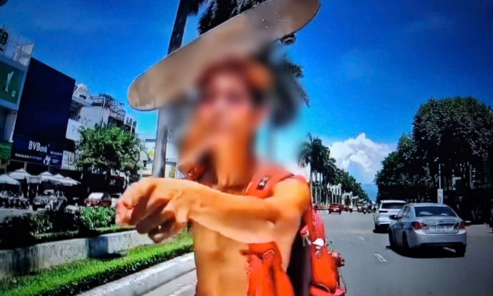 Vụ nam thanh niên trượt ván ở làn ô tô, bị nhắc nhở thì hùng hổ đe doạ, thách thức: Công an vào cuộc xác minh