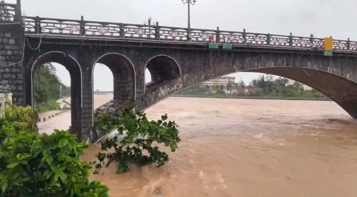 Nước lũ nhiều sông dâng cao sau bão số 1, Hà Nội và những tỉnh nào cần ứng phó?