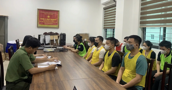 Khởi tố 42 bị can trong đường dây mua bán trái phép hơn 5.000 tài khoản ngân hàng