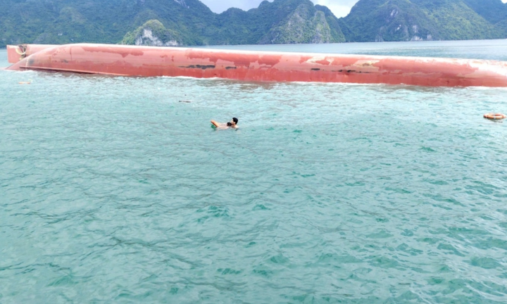 Lật tàu trên biển Quảng Ninh, 3 người được cứu, 2 người nghi bị kẹt trong tàu