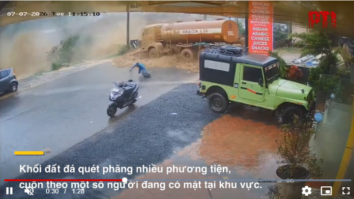 Clip: Sạt lở kinh hoàng cuốn phăng nhiều phương tiện cùng người dân, ít nhất 5 người tử vong
