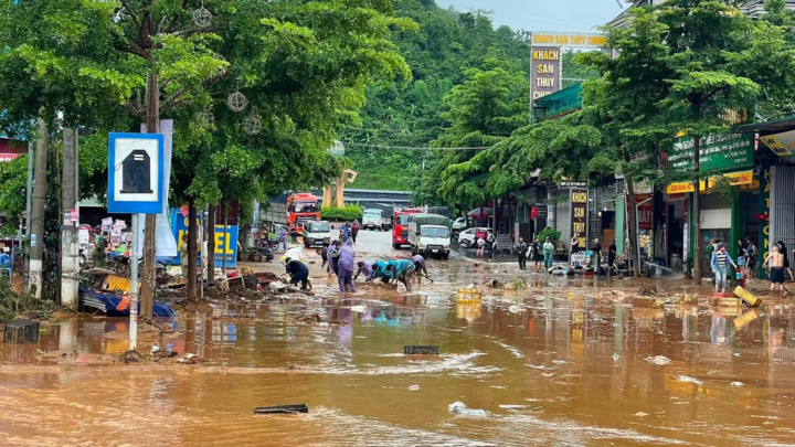 Mưa lũ ở Sơn La khiến nhà bán trú trường học bị sập, nhiều tuyến đường ngập sâu