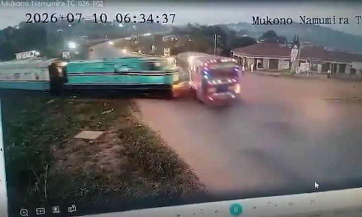 Camera ghi lại khoảnh khắc tàu hỏa tông xe buýt chở học sinh, 1 giáo viên tử vong ở Uganda