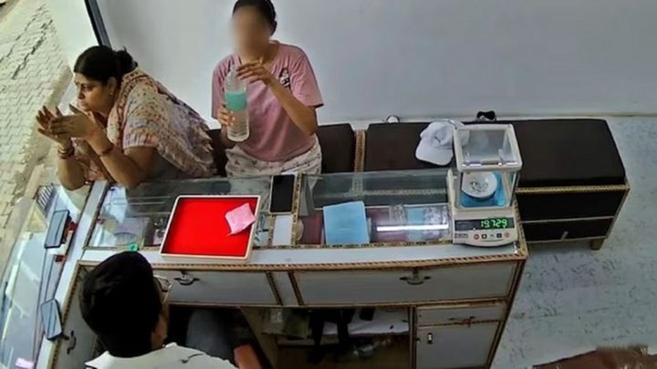 Cô gái đau đớn, liên tục nôn, lâm vào tình trạng nguy kịch sau khi uống nước từ chai đóng kín