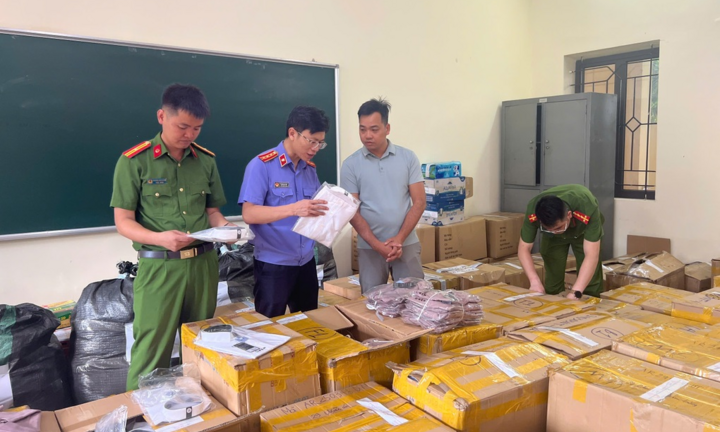 Khởi tố người đàn ông sản xuất gần 16.000 sản phẩm giả mạo nhãn hiệu thời trang OWEN