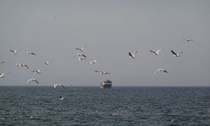 Iran tuyên bố đóng cửa eo biển Hormuz, Mỹ phát động cuộc tấn công mới