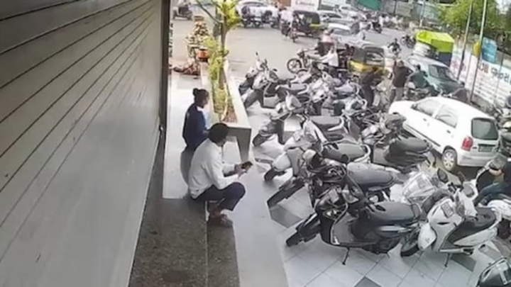 Chặn xe, đánh vợ giữa đường: Gã chồng ở Ấn Độ bị bắt khẩn cấp