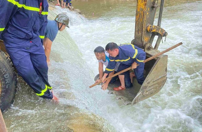 Tin tức giao thông 24h: Hai vợ chồng bị nước cuốn trôi khi đi xe máy qua đập tràn vào ban đêm, người chồng tử vong thương tâm