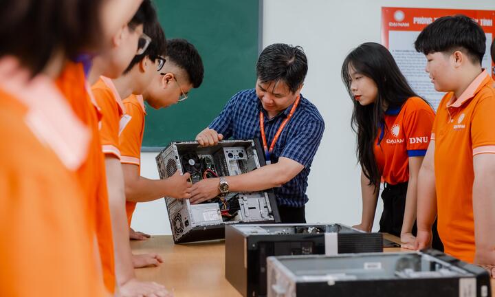Bộ GD&ĐT lý giải nguyên nhân hơn 53% thí sinh xét tuyển đại học 2026 chọn STEM