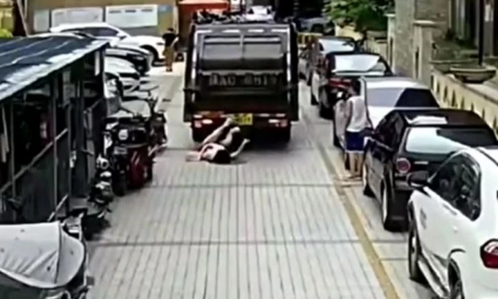 Clip: Mải nhìn điện thoại, người phụ nữ bị xe rác cán trúng, cuốn vào gầm