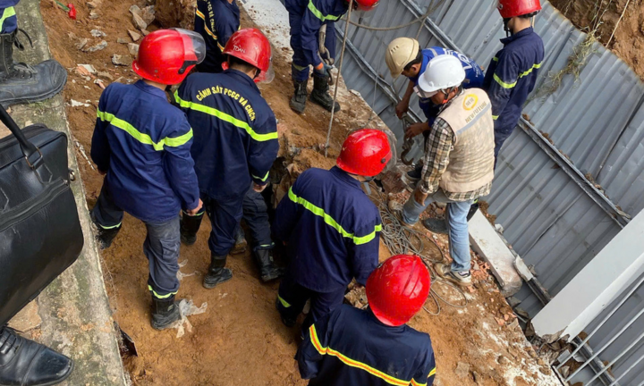 Sập tường đè trúng 4 công nhân, một phụ nữ tử vong thương tâm