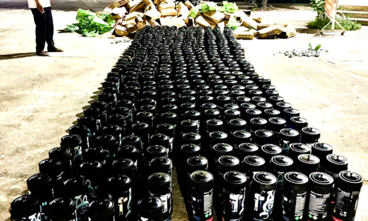 Bắt giữ 2 người đàn ông đang bốc dỡ 344 bình khí cười ở Đà Nẵng.