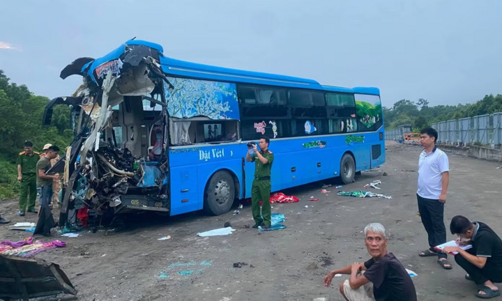 Hiện trường xe khách lao vào xe tải trên cao tốc Nội Bài - Lào Cai, lái xe tử vong, 5 người bị thương