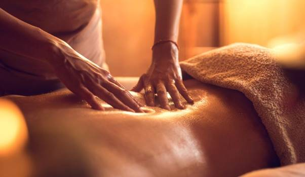 Bị đòi tiền massage khi chưa sử dụng dịch vụ, khách ném gạch khiến chủ tiệm sống thực vật