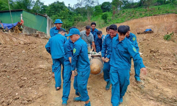 Tin tức thời sự 24h: Di chuyển quả bom nặng 350kg ra khỏi khu dân cư