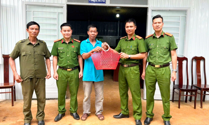 Tin tức thời sự 24h: Thả cá thể trăn gấm về môi trường tự nhiên