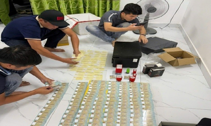 Bên trong