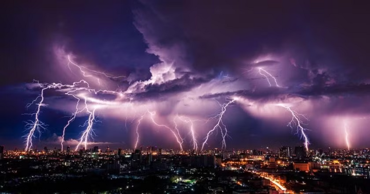 Hà Nội, Ninh Bình, Hưng Yên hứng hàng trăm cú sét đánh trong mưa dông
