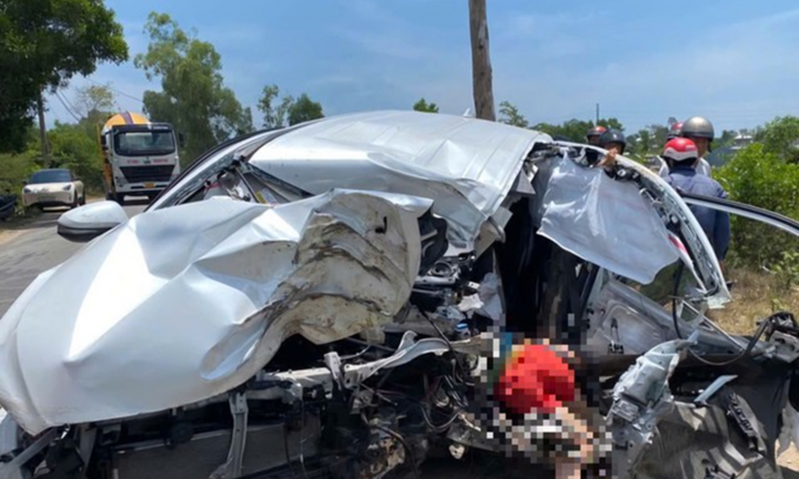 Tai nạn giao thông nghiêm trọng: Ô tô biến dạng sau cú tông mạnh vào gốc cây, nam tài xế 21 tuổi tử vong