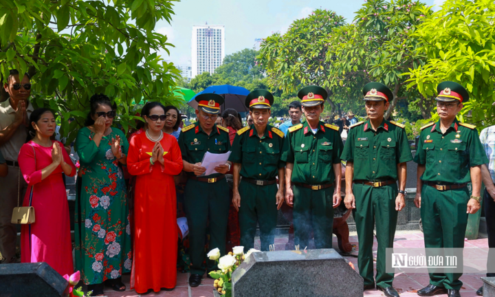 Hà Nội: Người dân dâng hương, tưởng nhớ các Anh hùng liệt sĩ